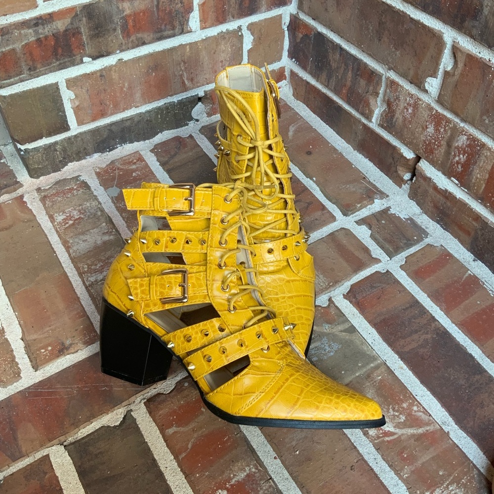SUPER CUTE 🔥🔥🔥Spike Ankle Booties Mustard - Picture 3 of 5
